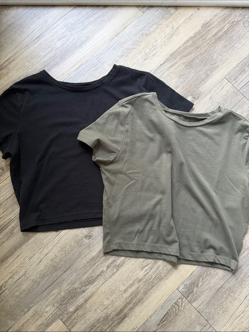 Wild Fable Cropped Tee in Army Green & Black